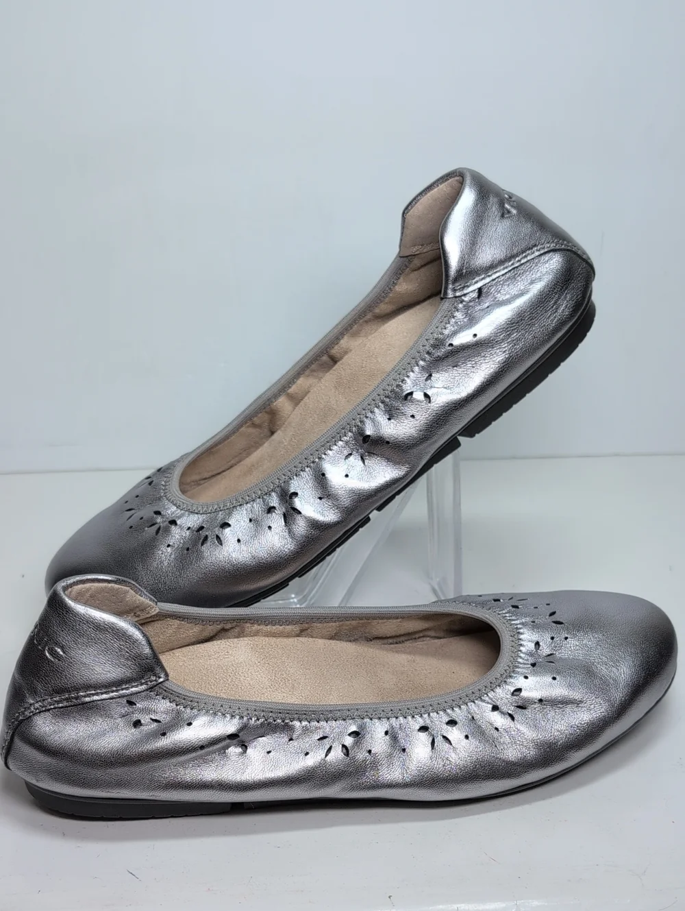 Vionic silver perforated