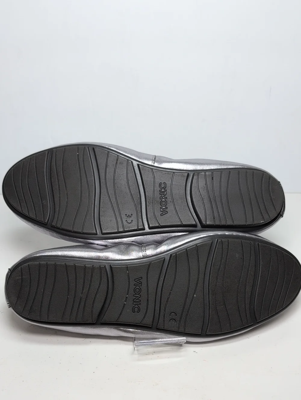 Vionic silver perforated