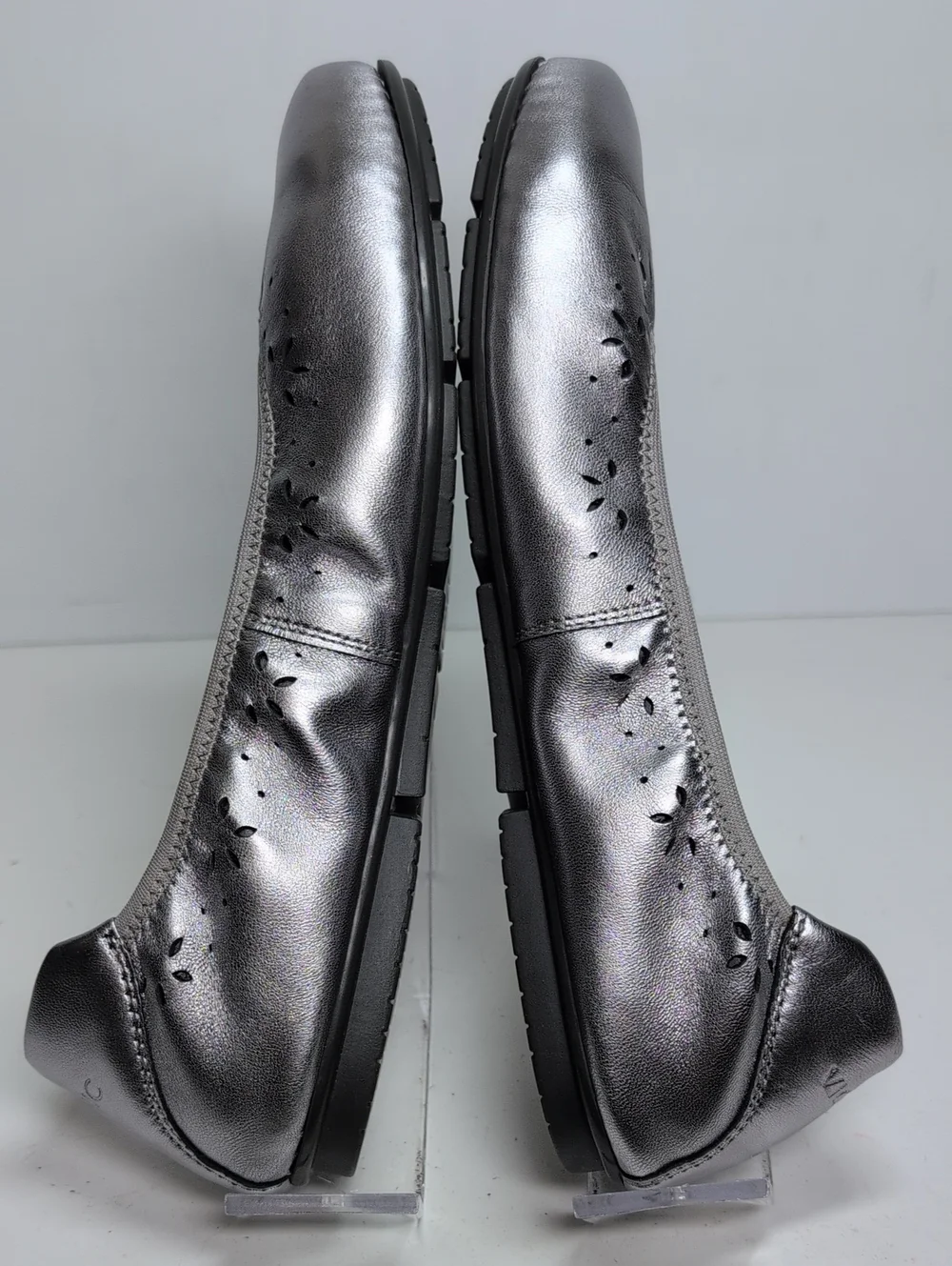 Vionic silver perforated