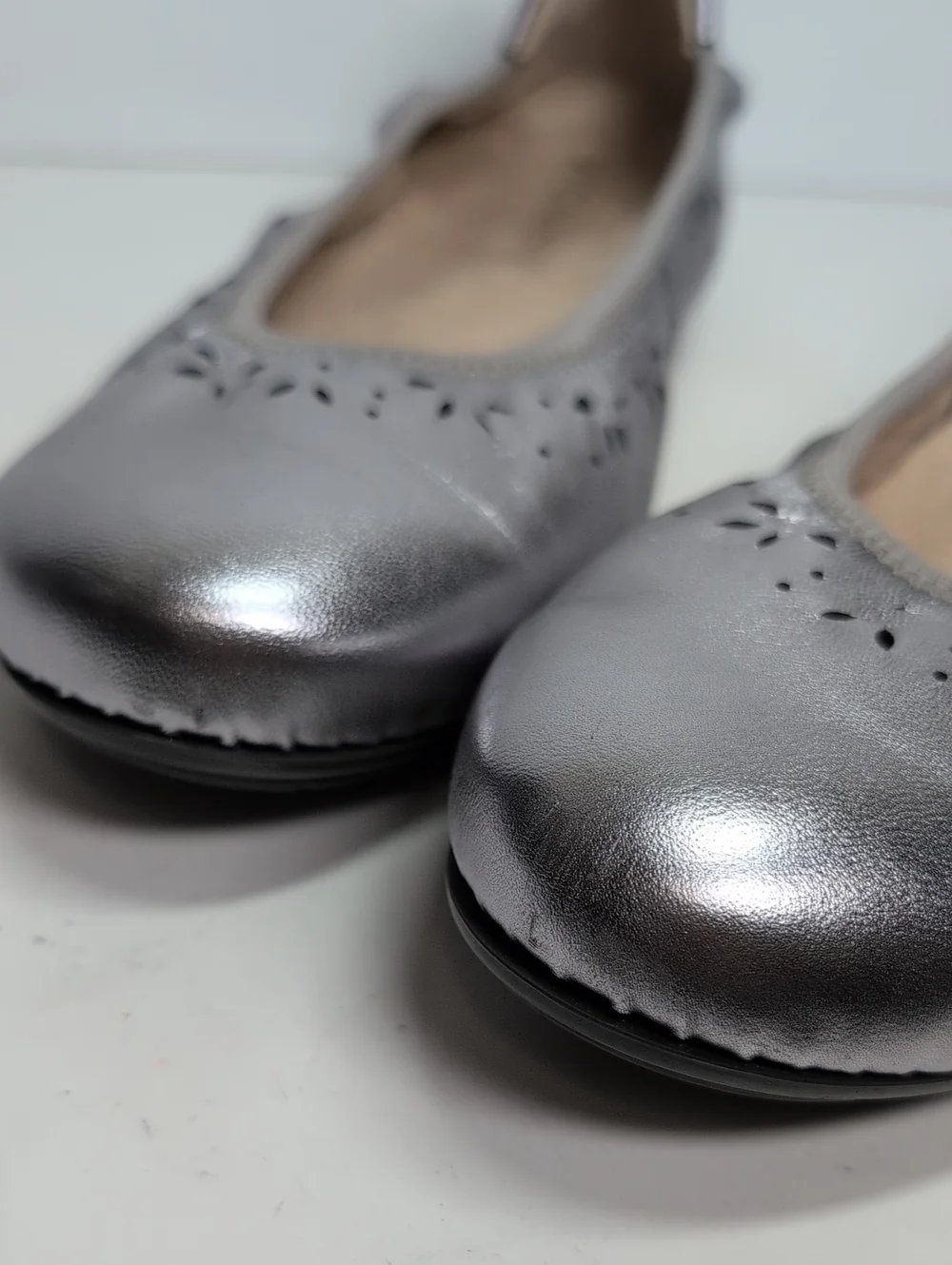 Vionic silver perforated