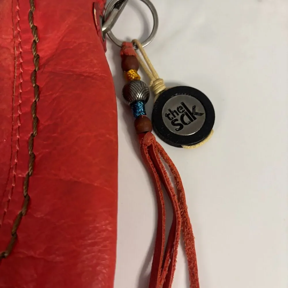 The Sak strap shows