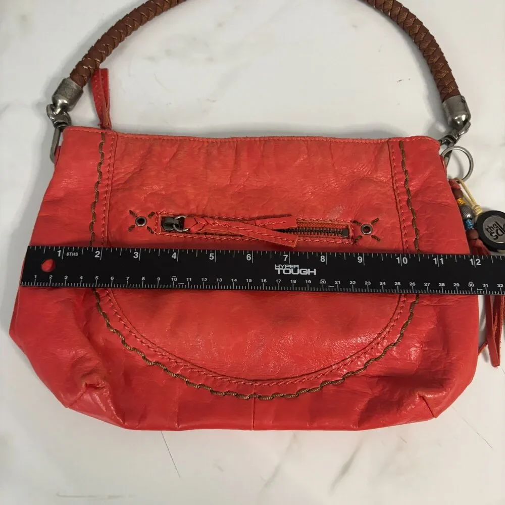 The Sak strap shows