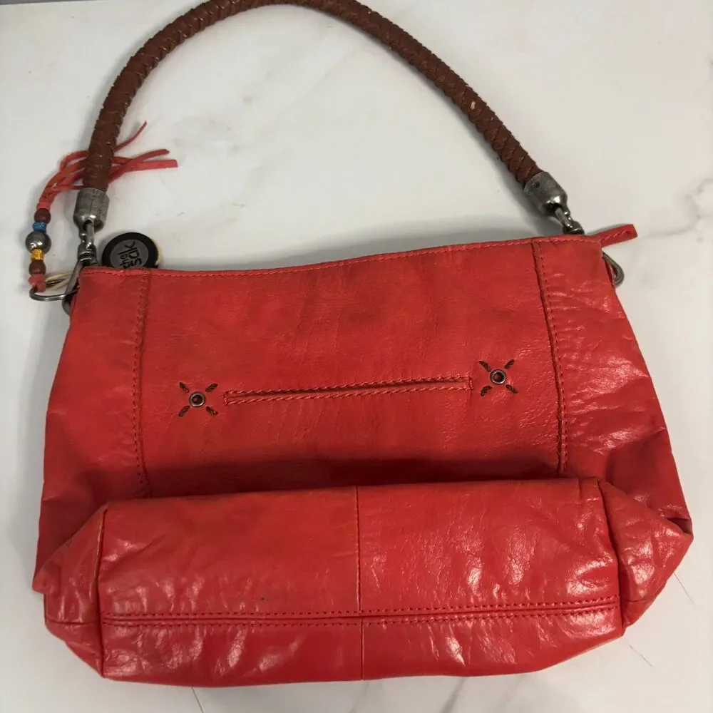 The Sak strap shows