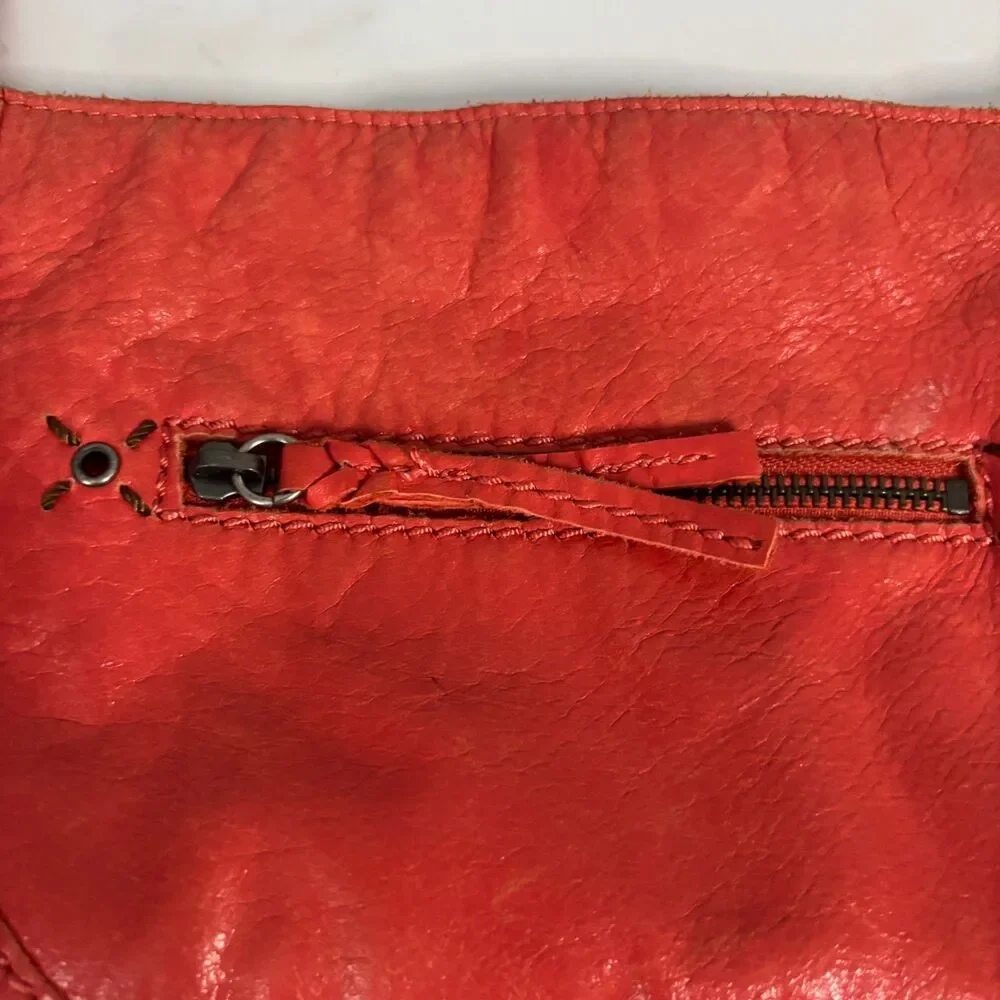 The Sak strap shows