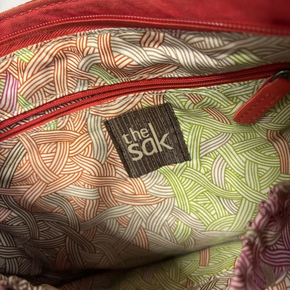 The Sak strap shows