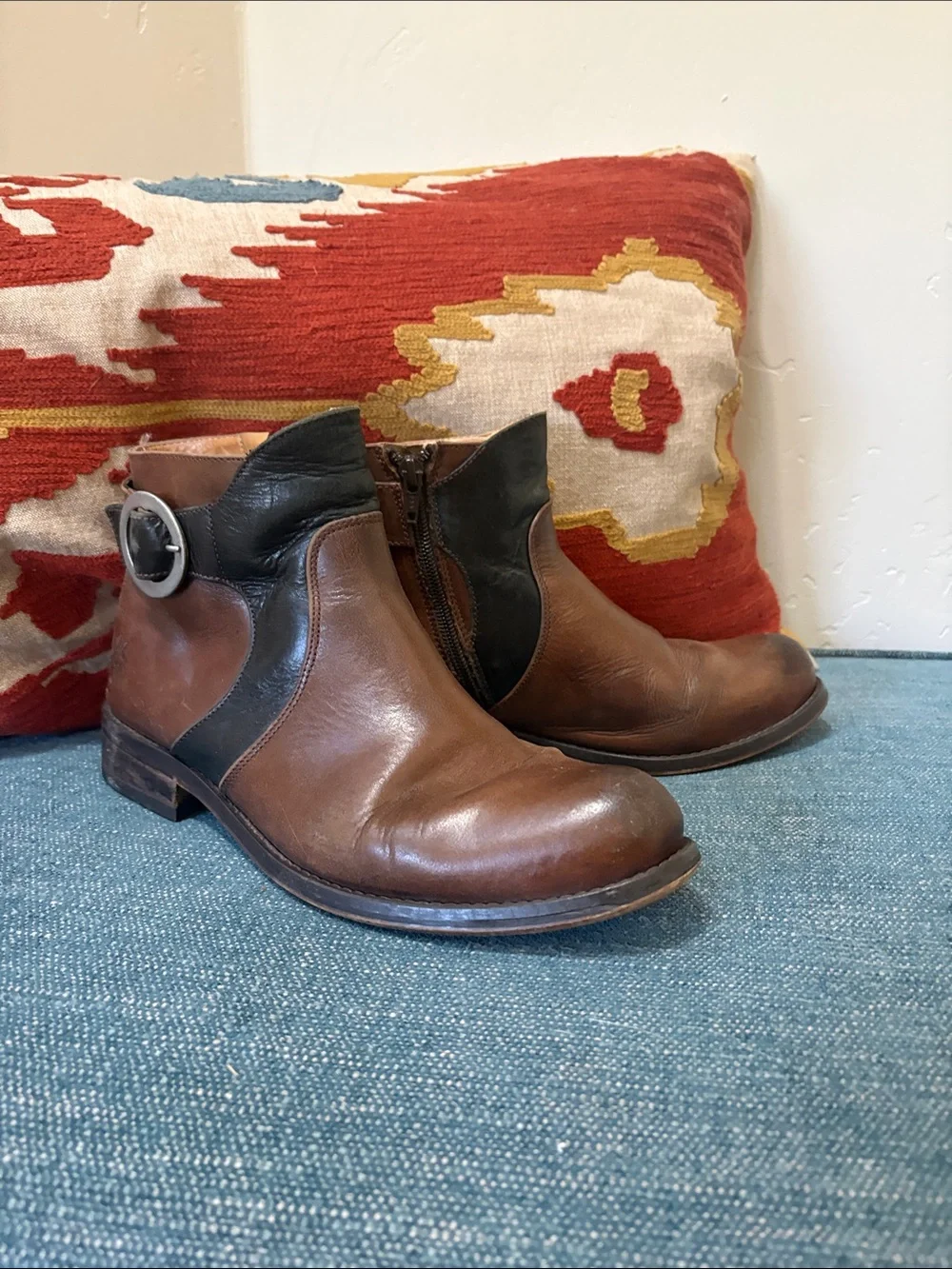 Htf John Fluevog Jules black brown buckle booties 9