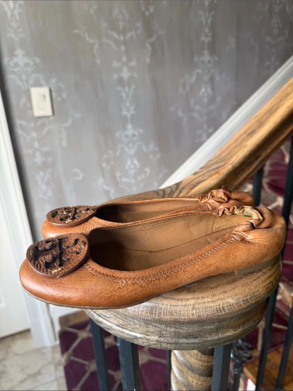TORY BURCH girls, leather ballet, flat size 4 1/2 preowned good condition