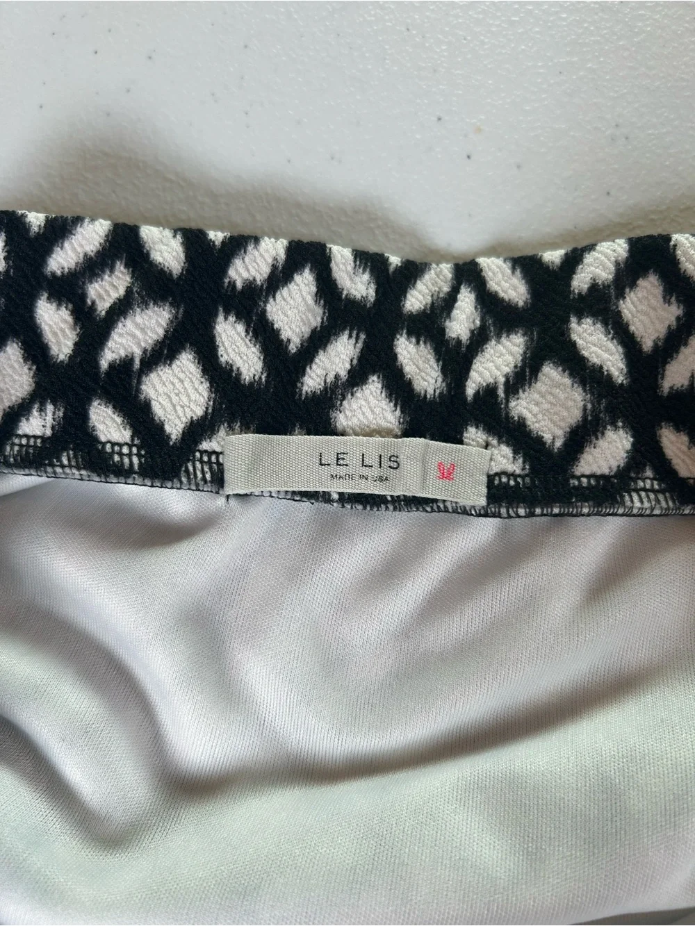 Le Lis retro back features