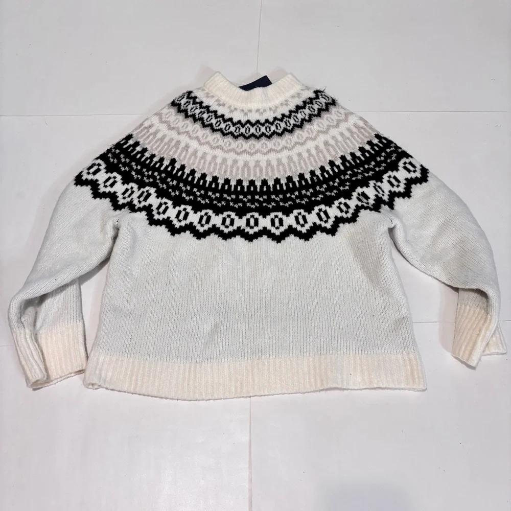 Universal Thread Black and Cream Turtleneck Sweater