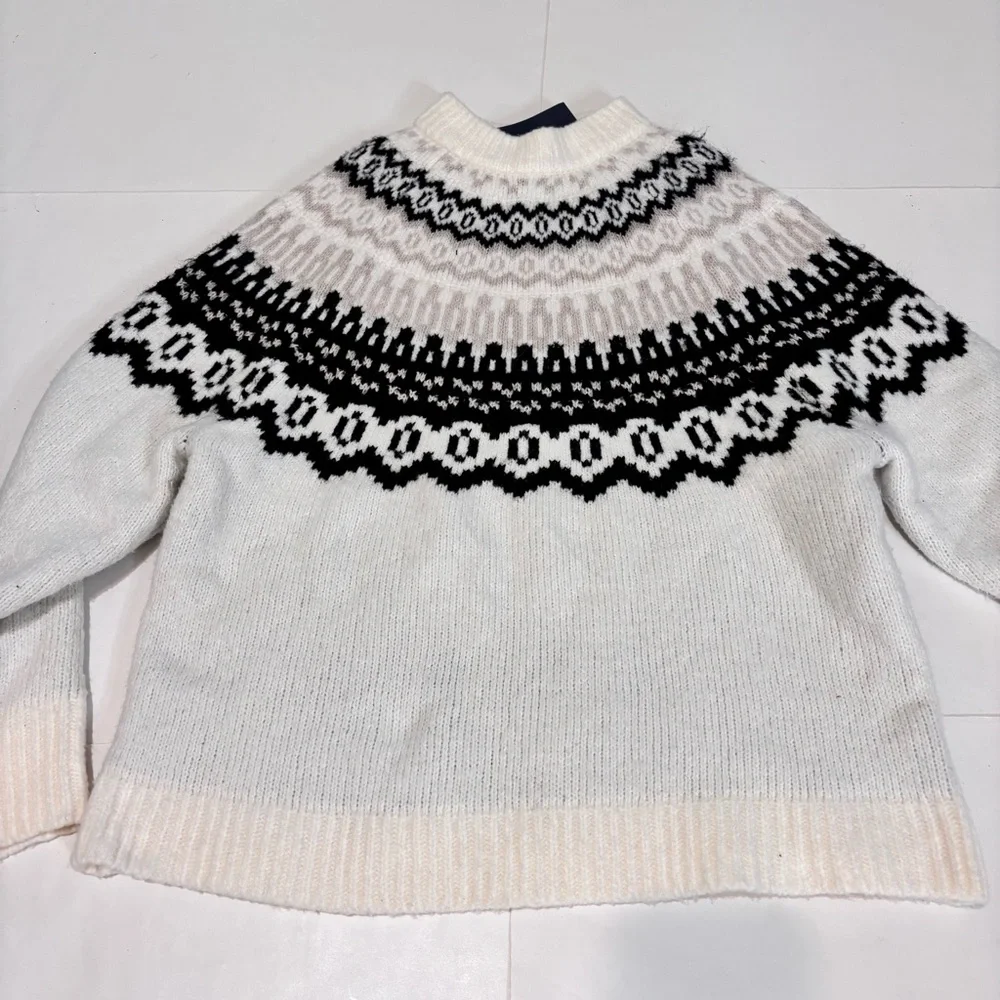 Universal Thread Black and Cream Turtleneck Sweater
