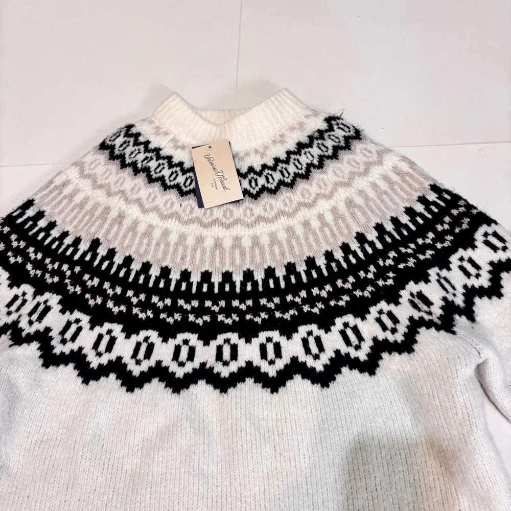 Universal Thread Black and Cream Turtleneck Sweater