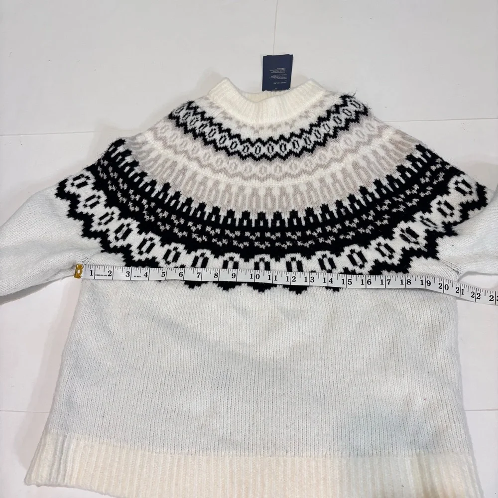 Universal Thread Black and Cream Turtleneck Sweater
