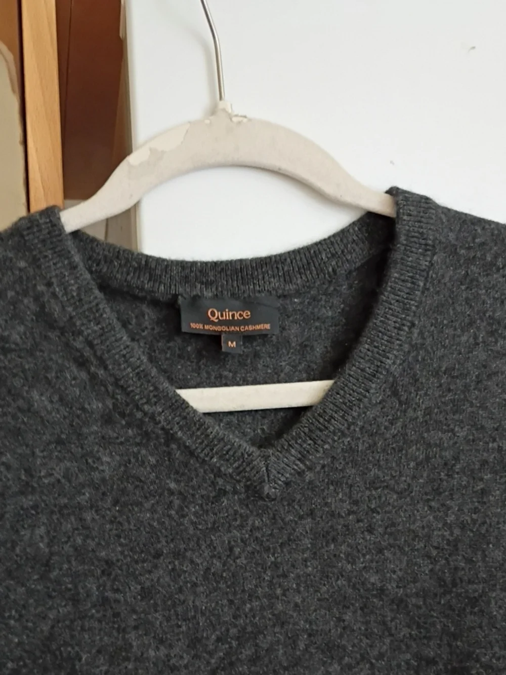 Quince Men's V-Neck Cashmere Sweater  Charcoal Gray sz M