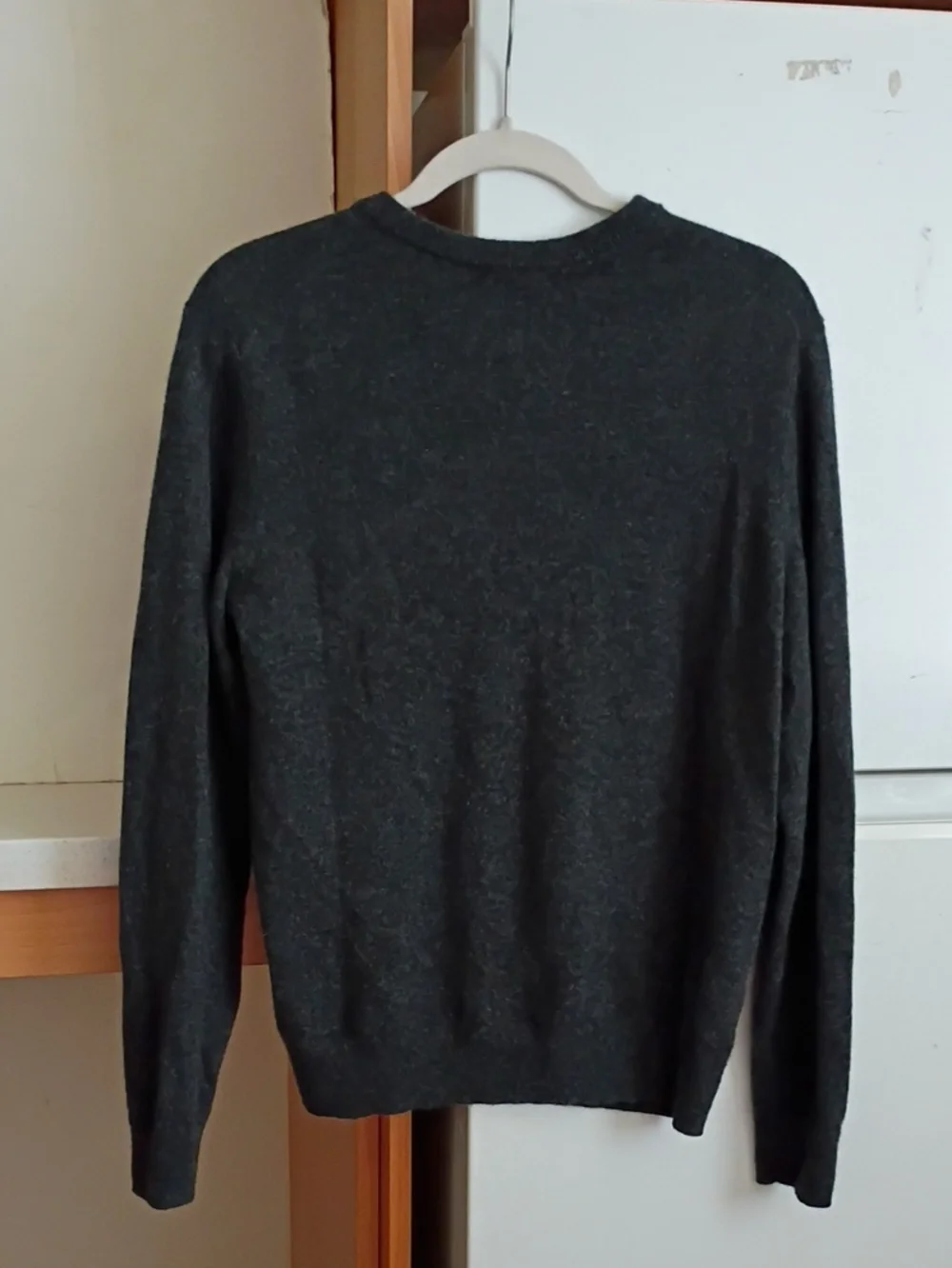 Quince Men's V-Neck Cashmere Sweater  Charcoal Gray sz M
