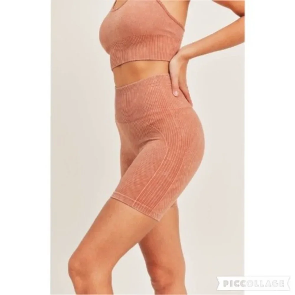 Multi-Ribbed Mineral-Washed Seamless‎ Shorts