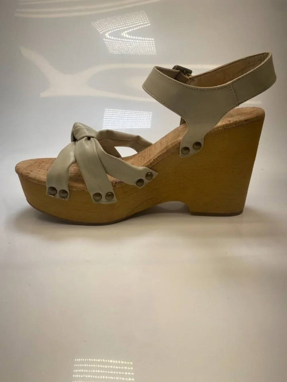 Korks Women's Strap Faux Leather Ivory Wedge Sandal Sz  11