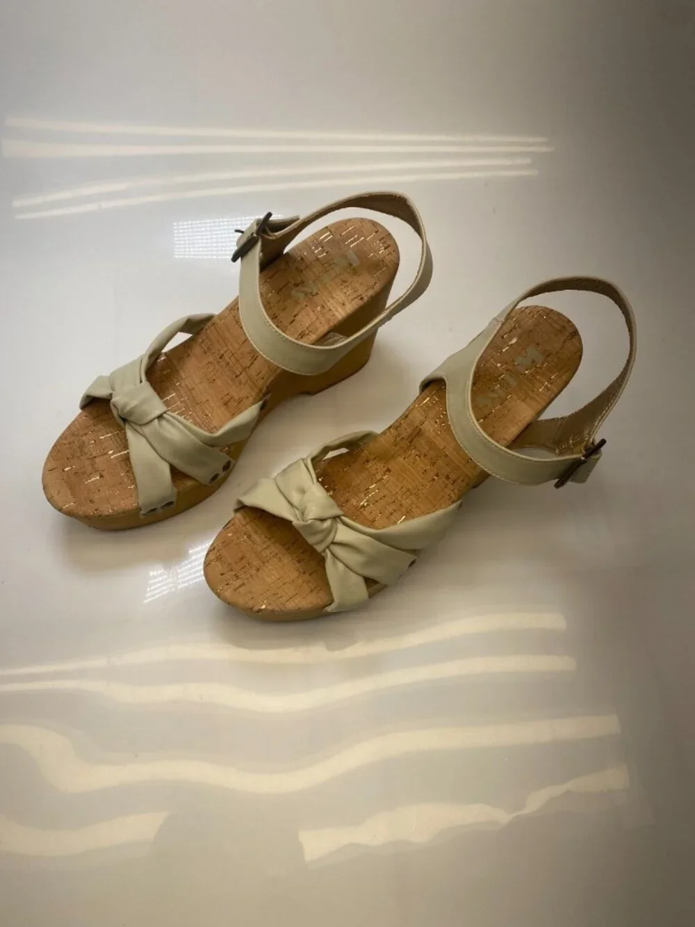 Korks Women's Strap Faux Leather Ivory Wedge Sandal Sz  11