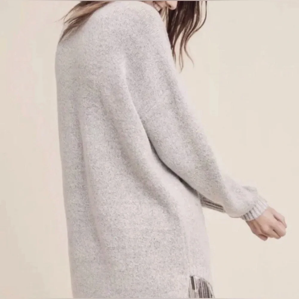 Small Anthropologie Lillie’s closet starland gray metallic long star sweater