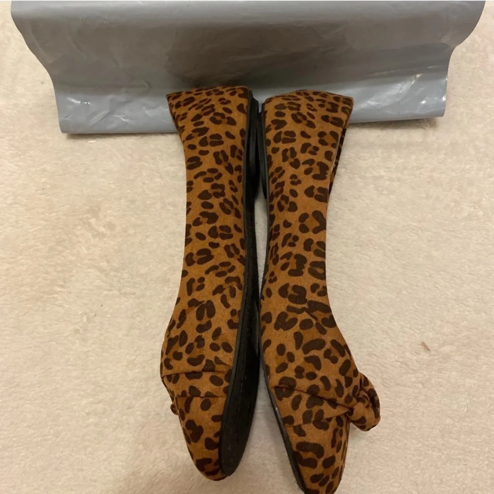 Charles Albert Women's Brown Leopard Flats