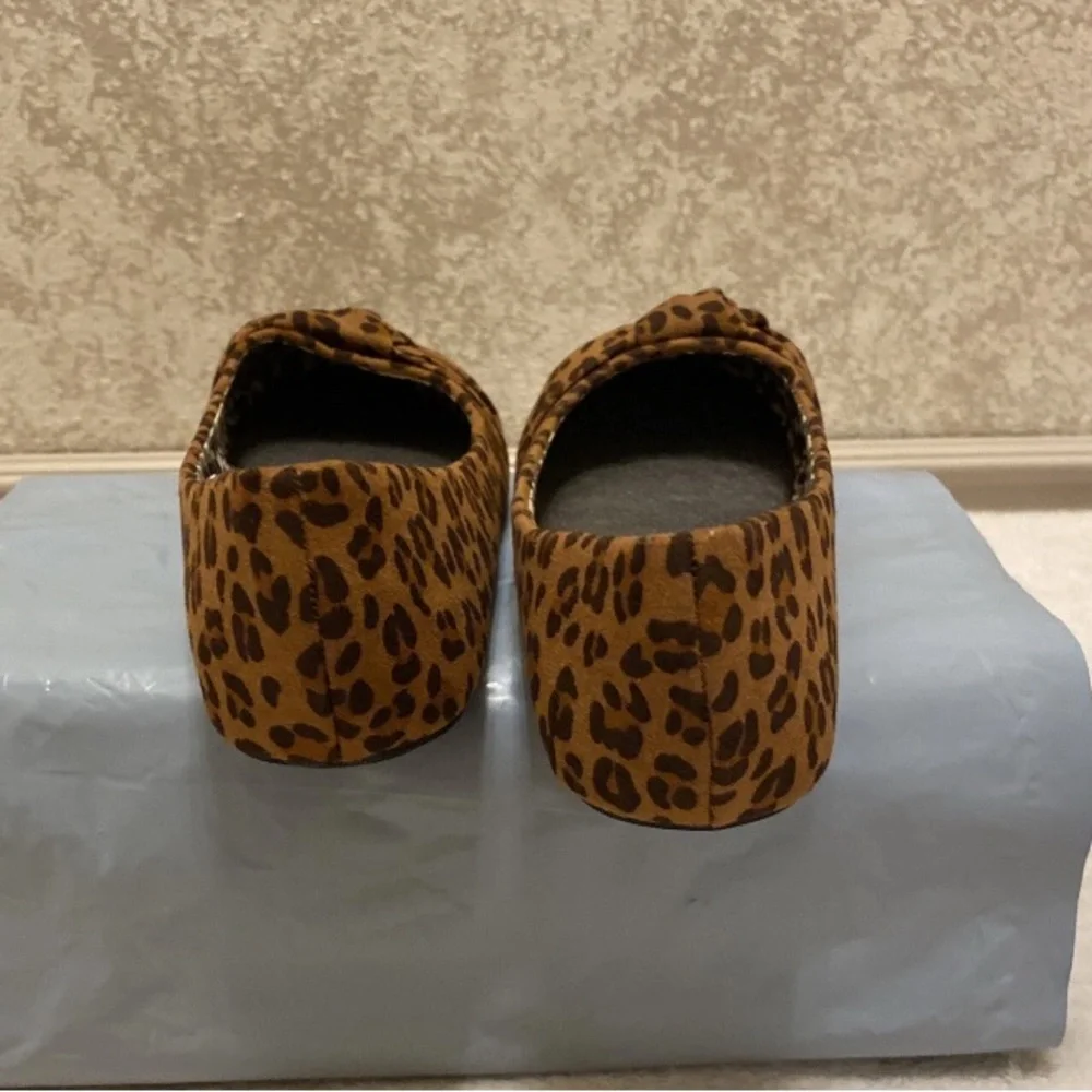 Charles Albert Women's Brown Leopard Flats