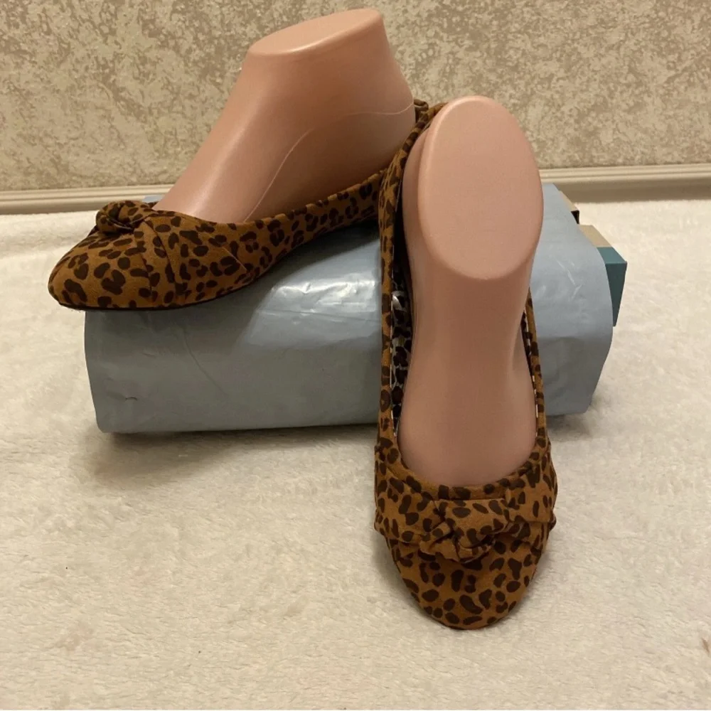 Charles Albert Women's Brown Leopard Flats