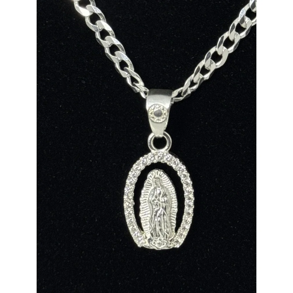 Cadena Tejido Cubano con Dije De La Virgencita De Guadalupe Plata 925 20 Inch.