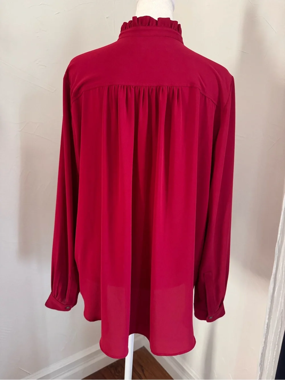 LOFT ruffled elegant neckline