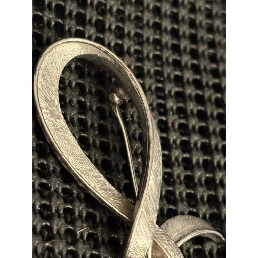 Crown Trifari metal 00203 abstract
