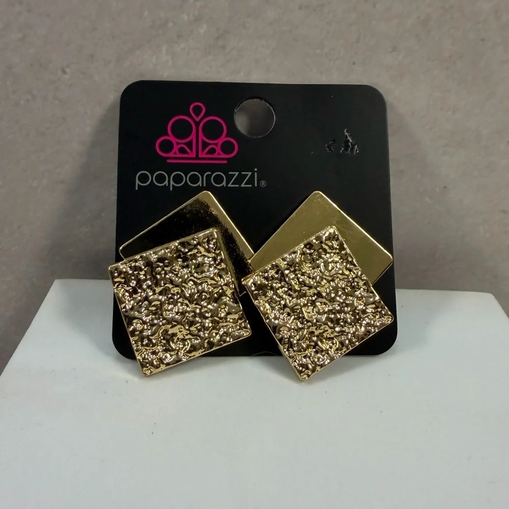 🩷5/$10 paparazzi Shimmery Gold Textured Square Post Earrings