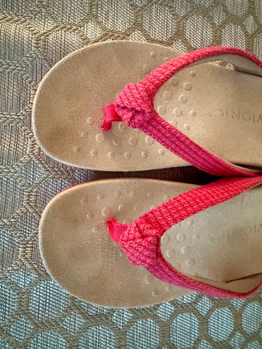 Vionic Mattie Thong Sandal In Bright Pink - Size 8 - EUC