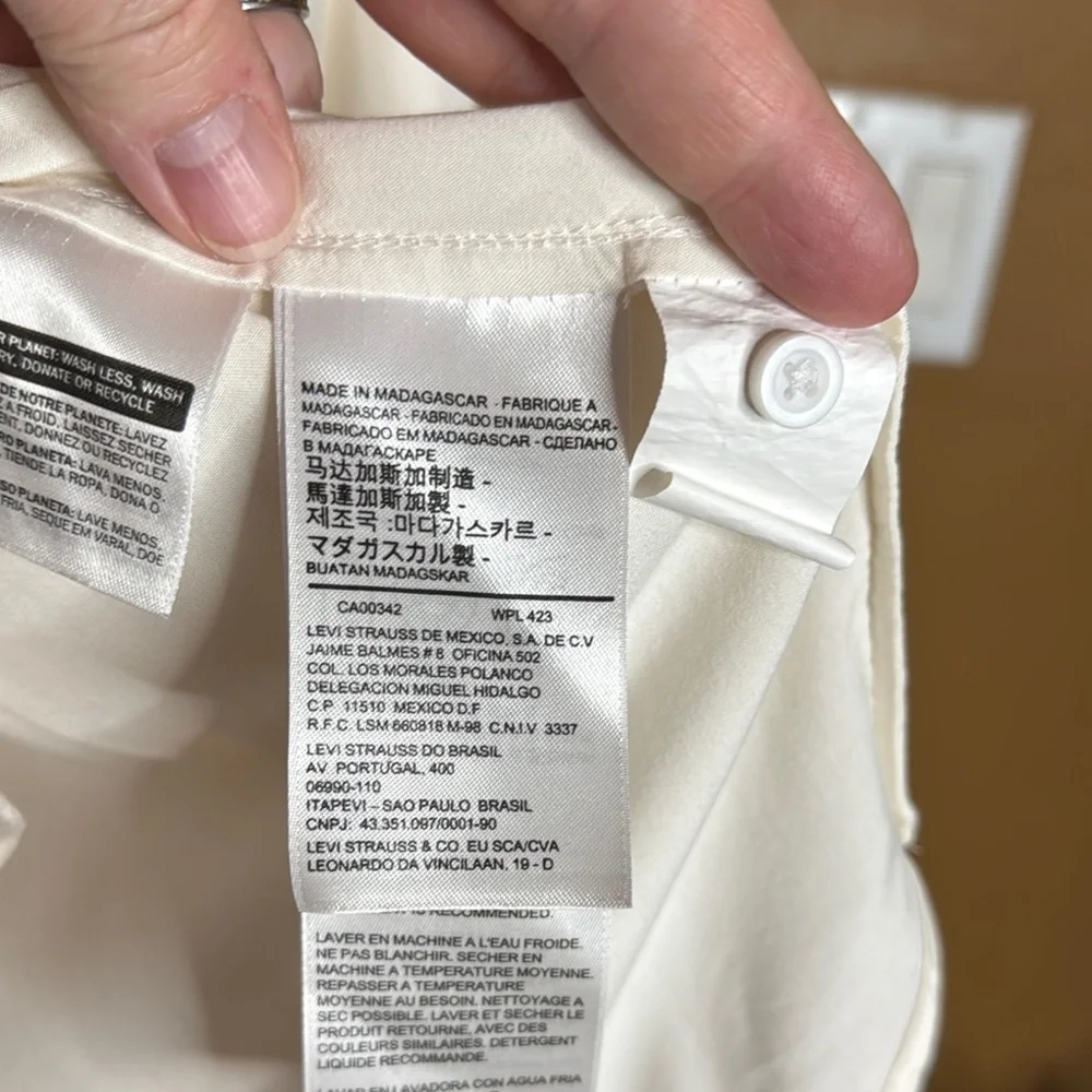 Levis neckline—perfect more bow