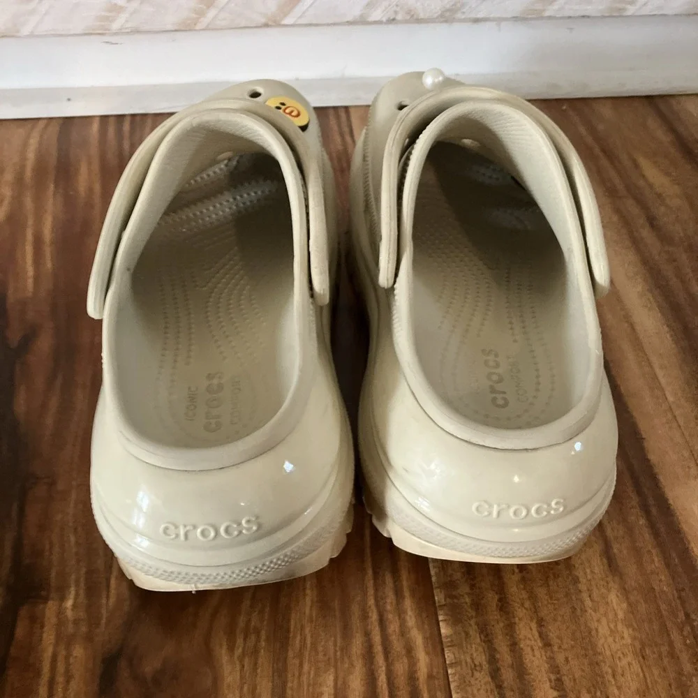 CROCS marks shown