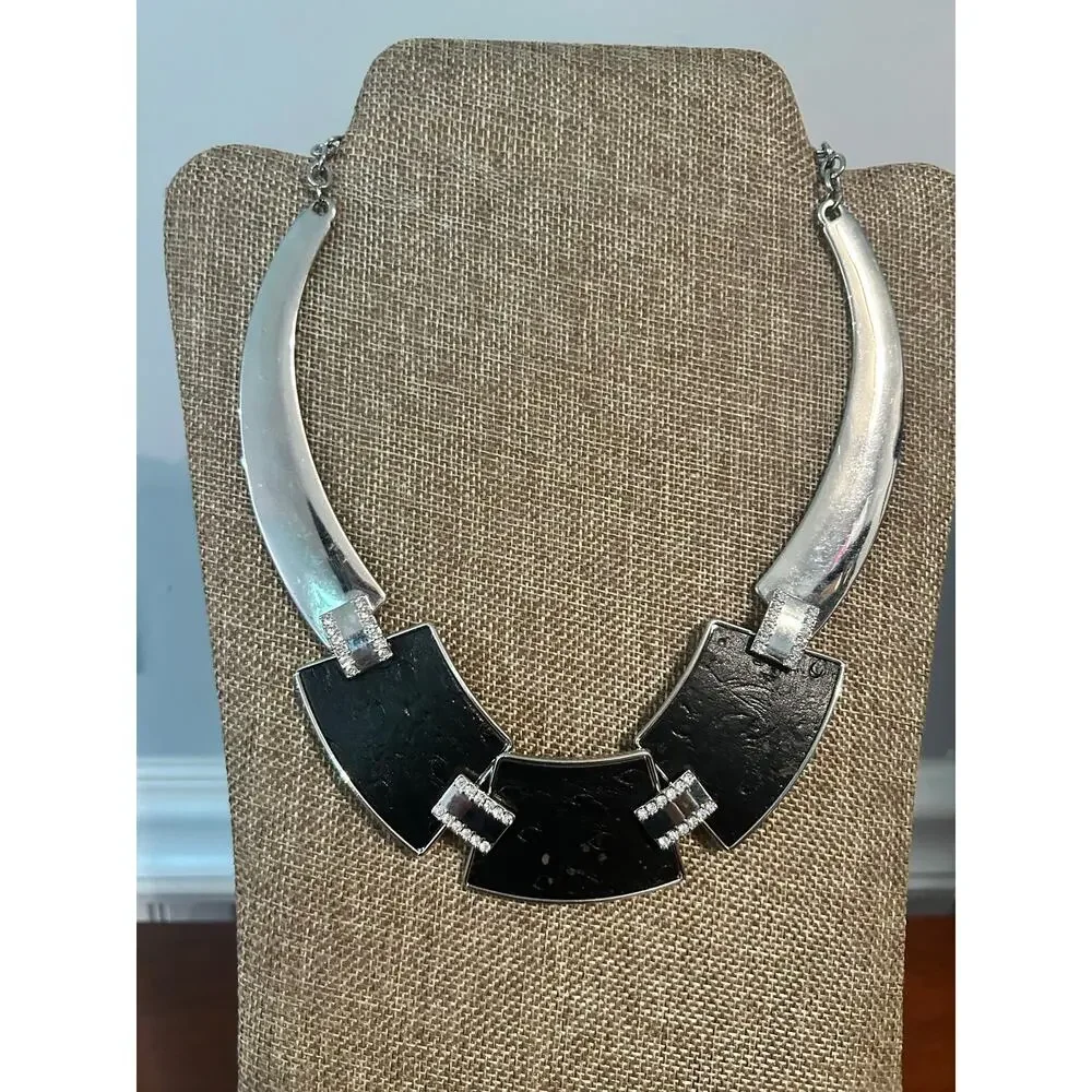 Guess against sits metals