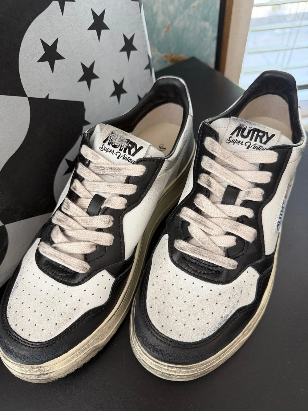 NWT MEDALIST LOW SUPER VINTAGE SNEAKERS LOW IN WHITE BLACK AND SILVER LEATHER