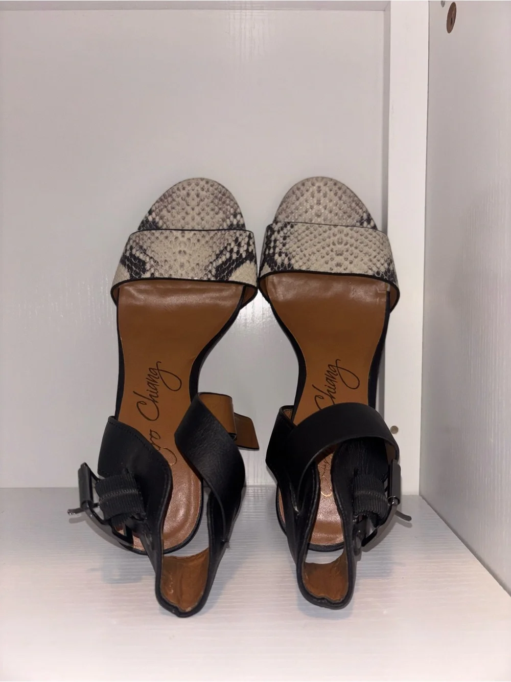 Arturo Chiang chic slingback
