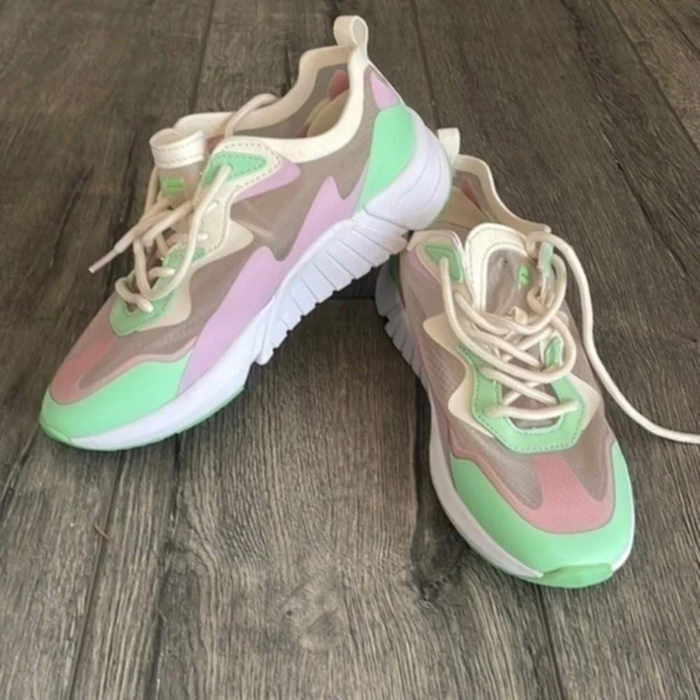 NWT Fabletics shoes Larchmont performance sneaker size 6.5