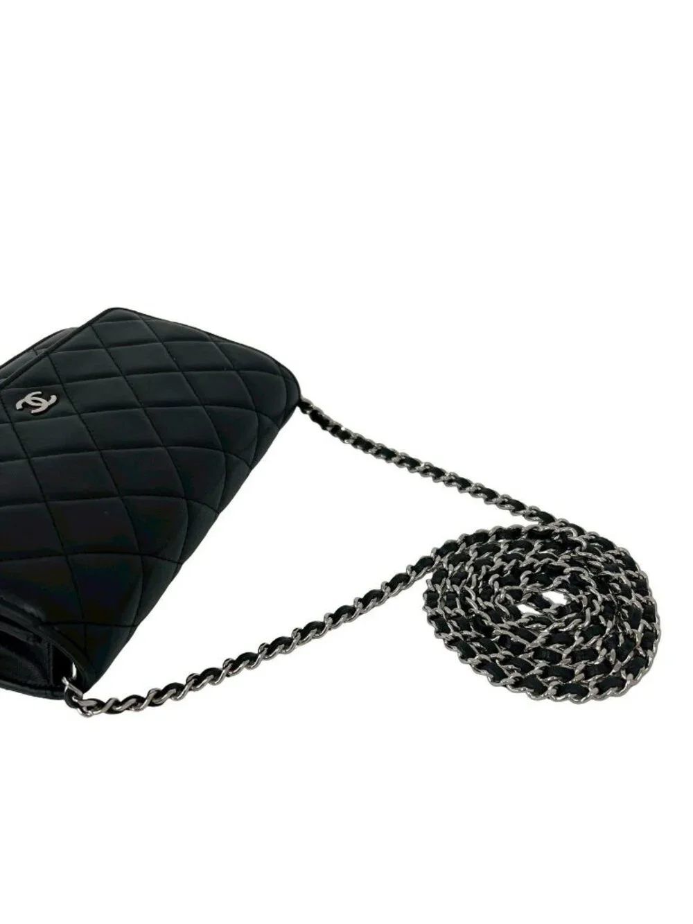 CHANEL shoulder closing scuffs