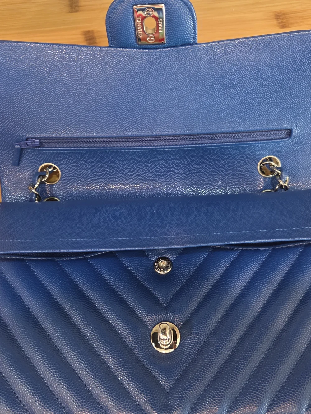 CHANEL shoulder tone