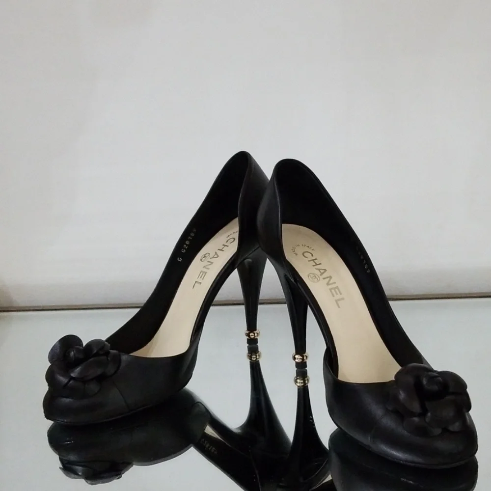 CHANEL silhouette classic sleek