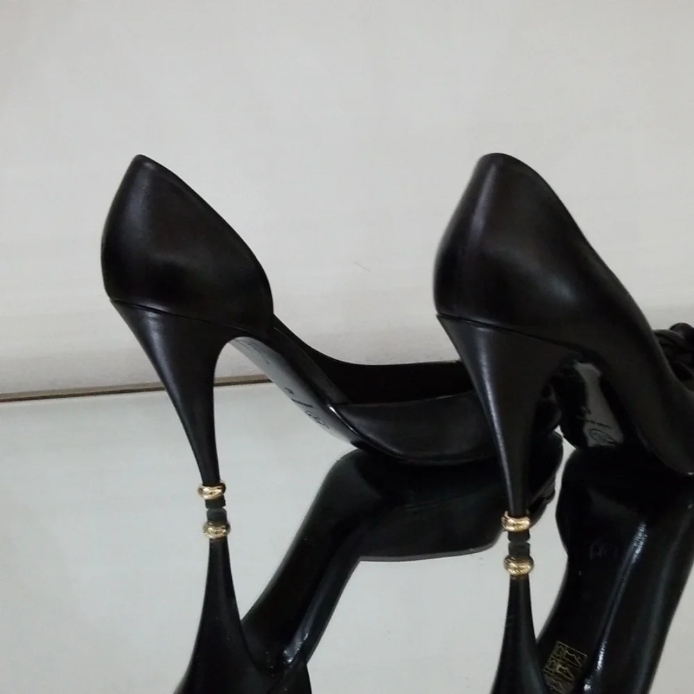 CHANEL wear sleek camellia