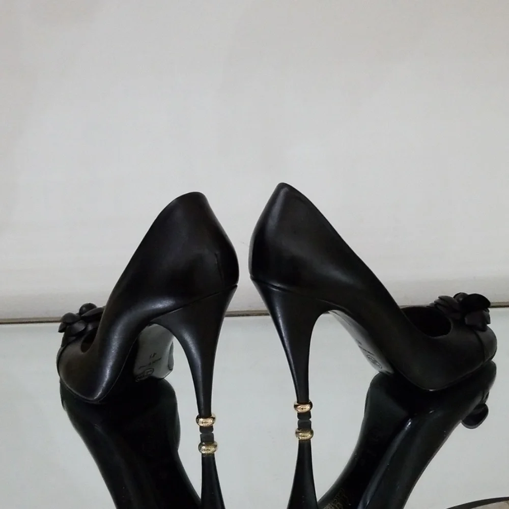 CHANEL accents pumps metallic