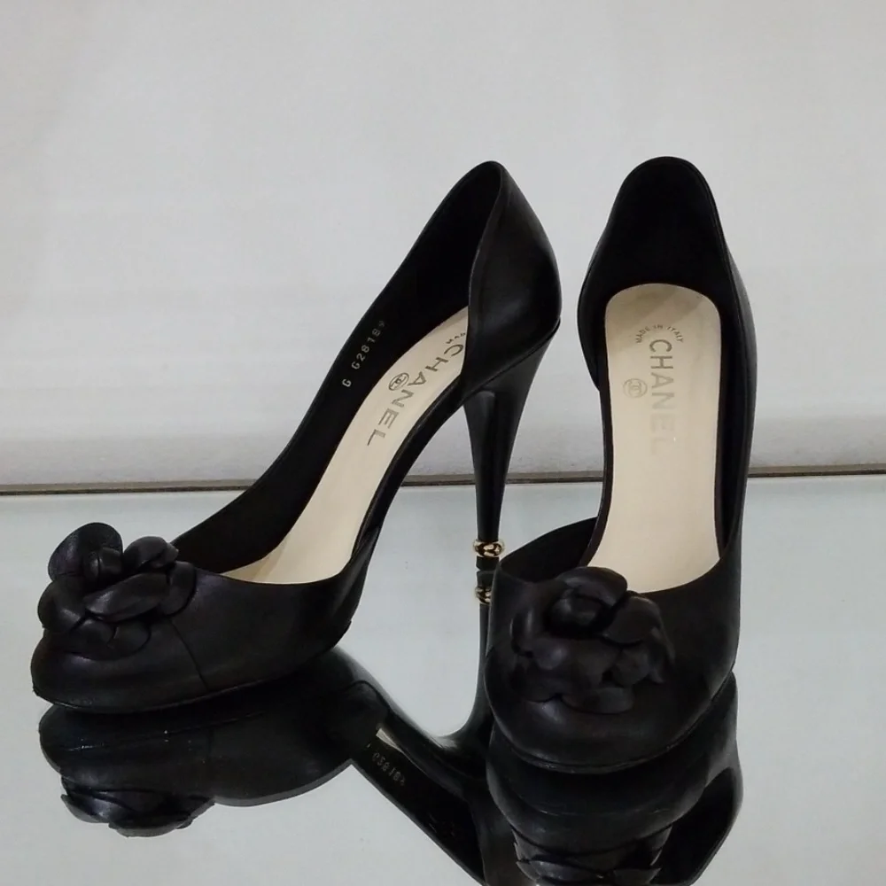 CHANEL pumps black