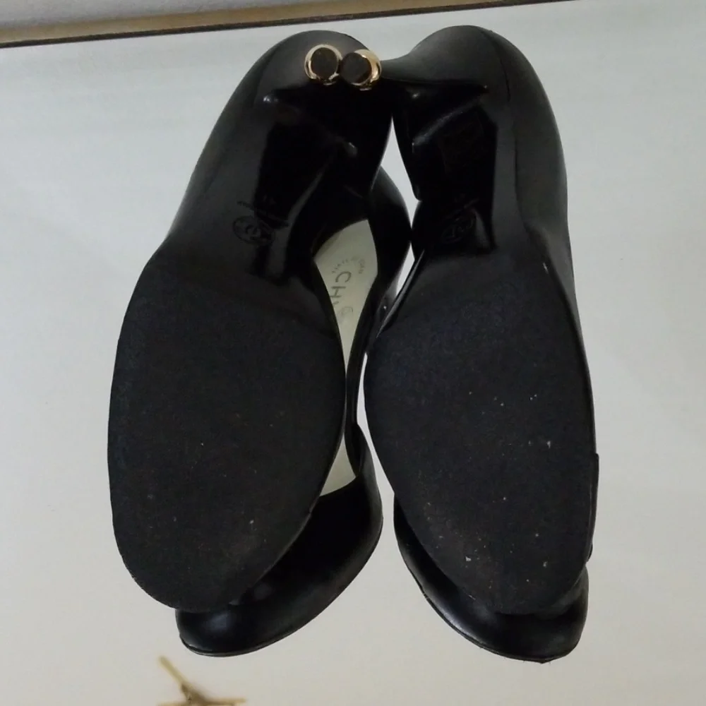 CHANEL detail features signature