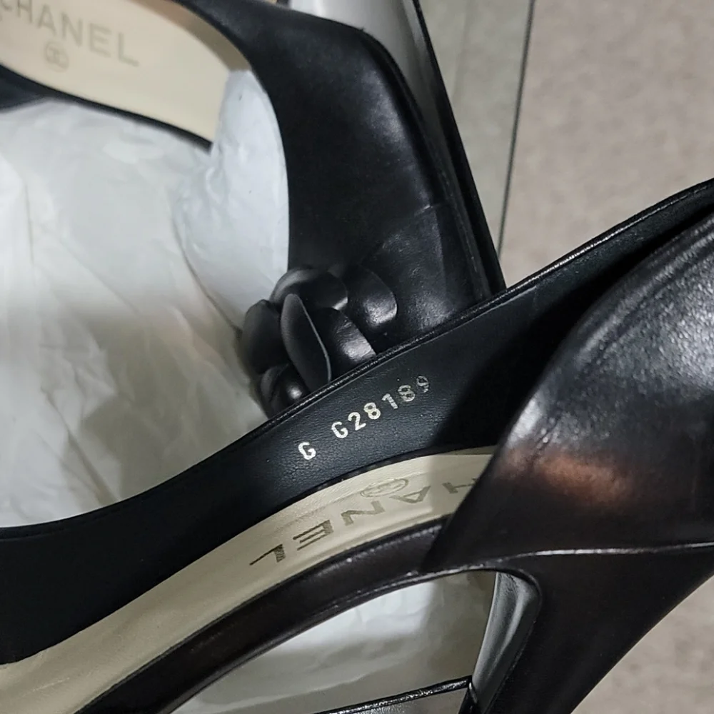 CHANEL detail pumps