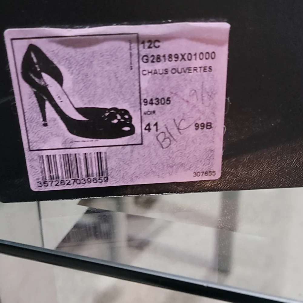 CHANEL toe classic pumps