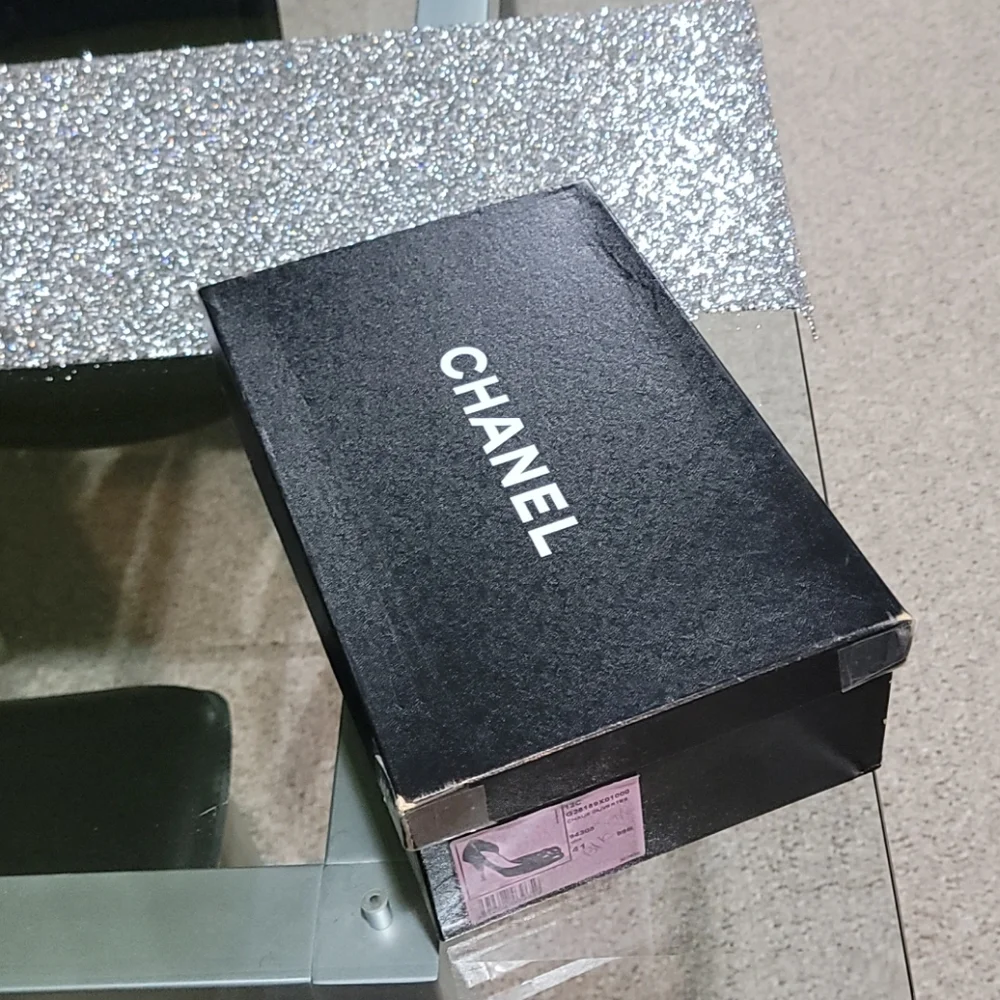 CHANEL detail peep