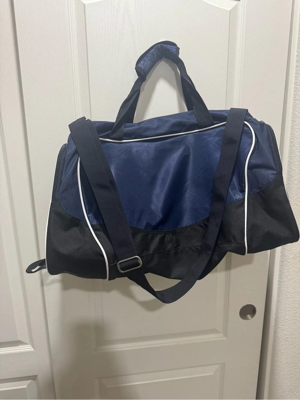 Nike Blue Black Medium Duffel Gym Bag Travel Sports Training Weekend Unisex