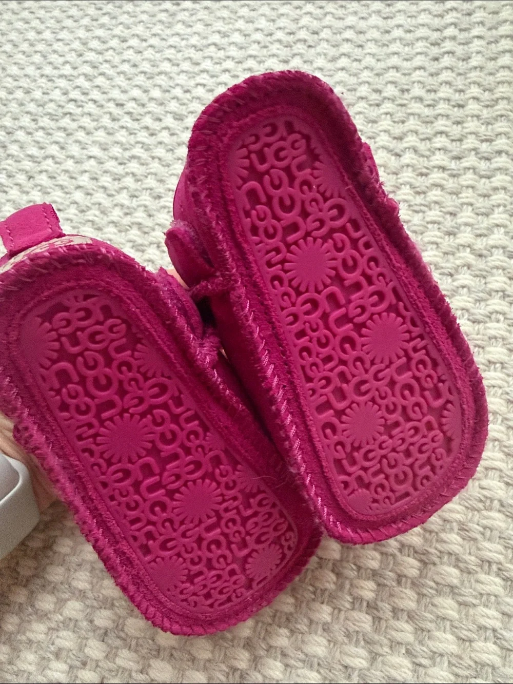 UGG vibrant hot