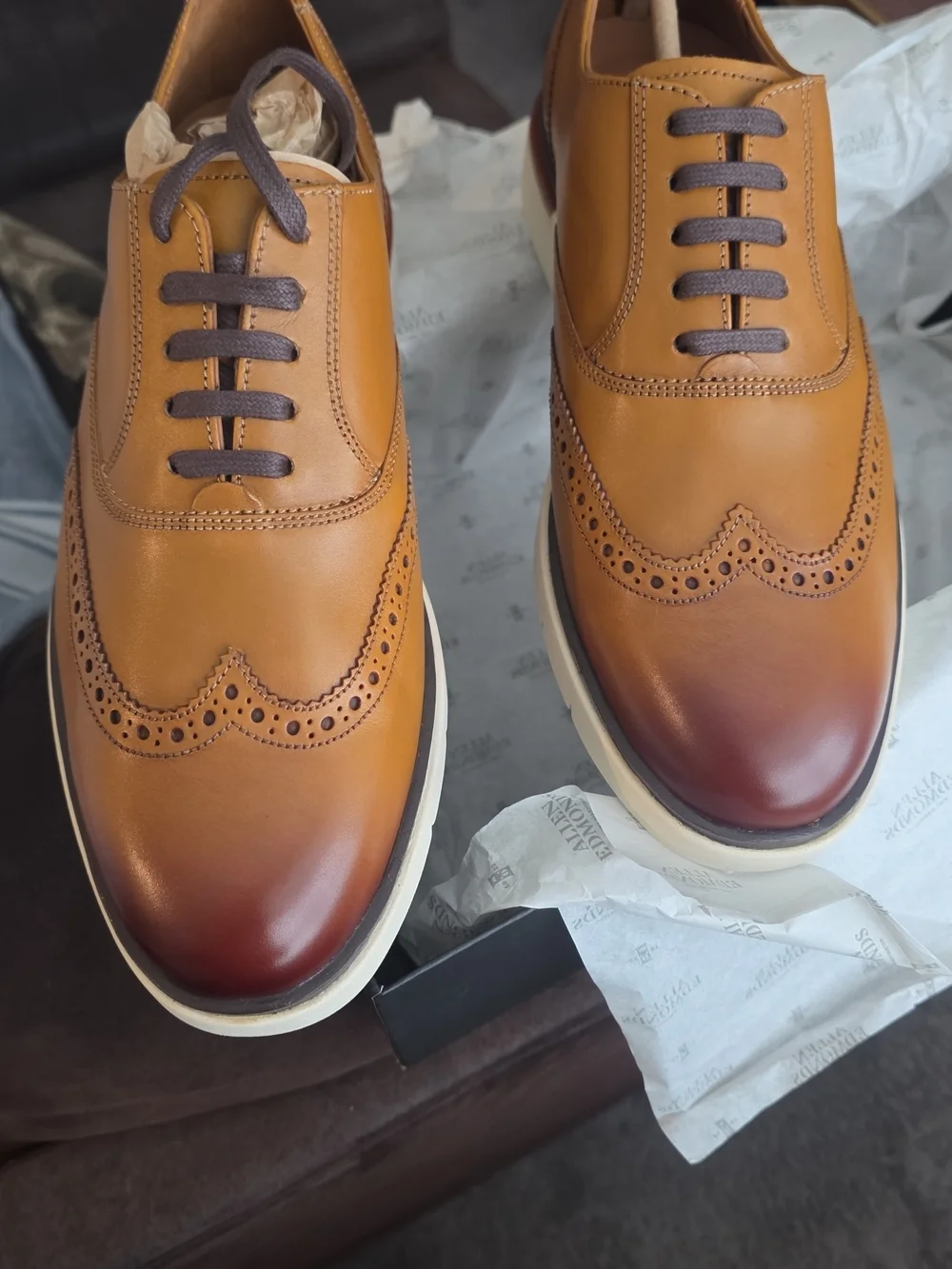 Allen Edmonds lid white box