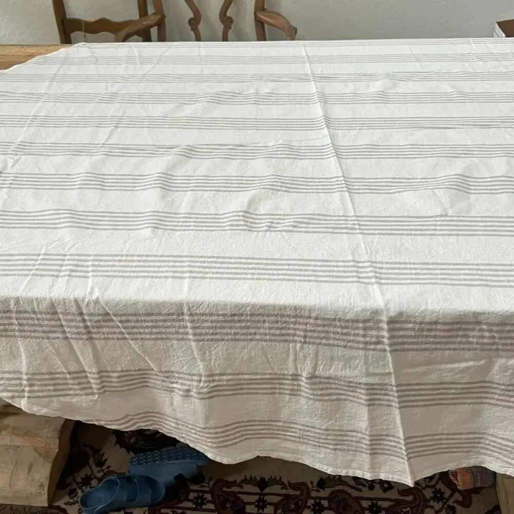 Threshold round tablecloth